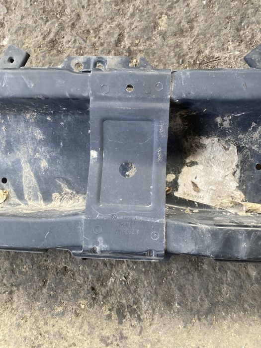 Усилитель переднего бампера на Гольф 3