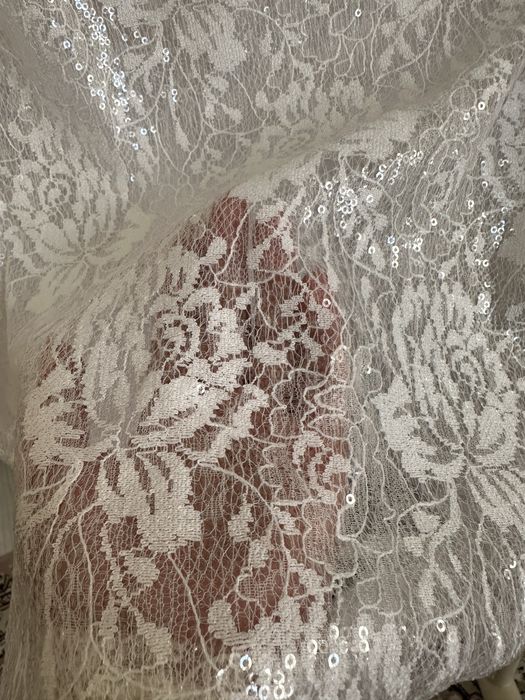 Блузка белая в паетках