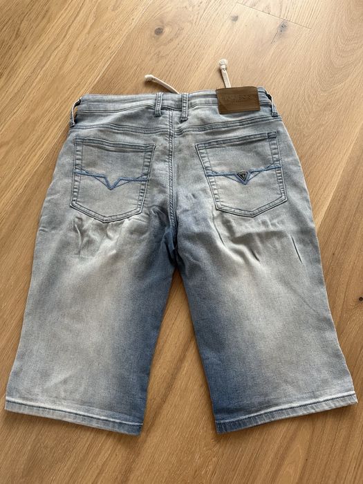 Vand pantaloni scurti Guess, marimea M