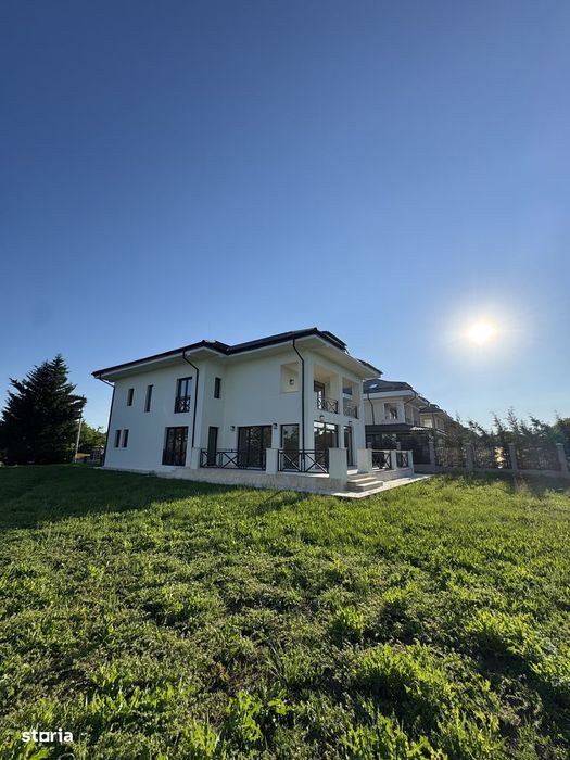 Particular , vila reprezentativa in cartier privat , pe malul lacului