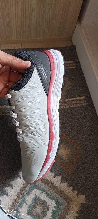 De vânzare încălțăminte unisex