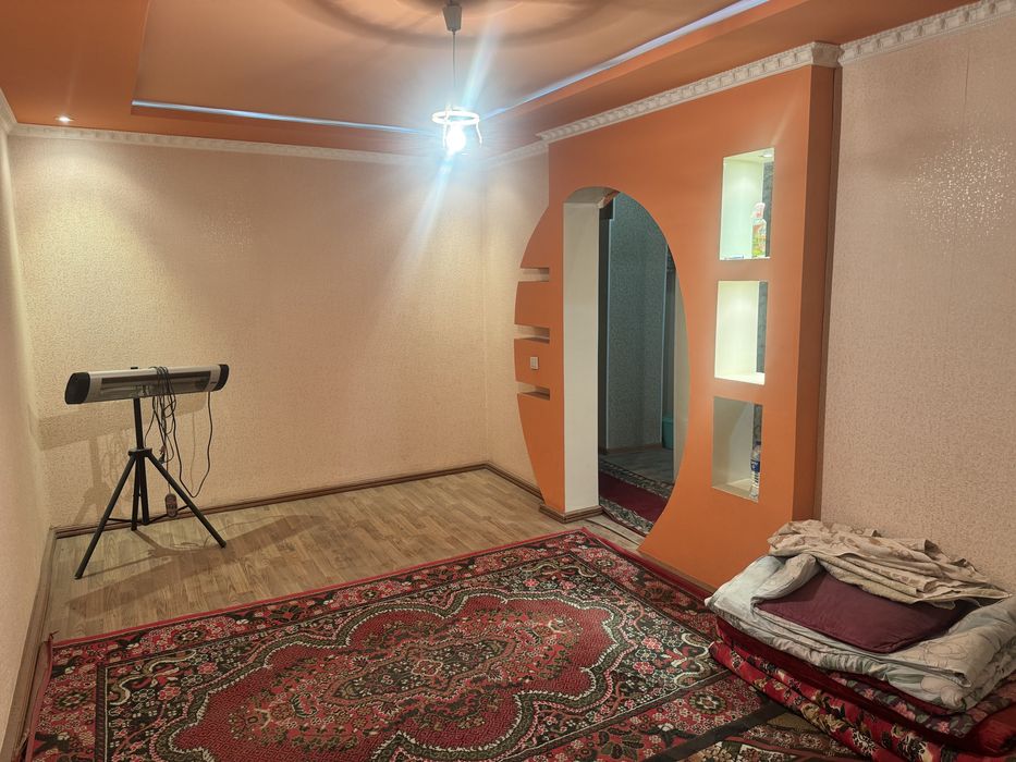 Фрунза массифда 1 холик хонадон зудлик билан сотилади