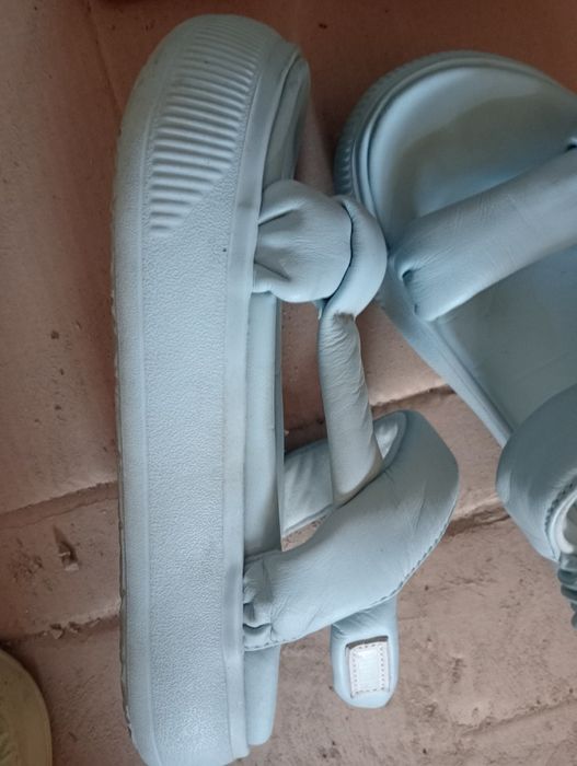 Сандали и кроссовка