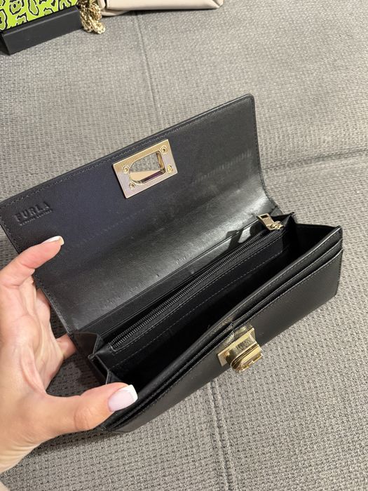 Дамска чанта и потфейли Furla