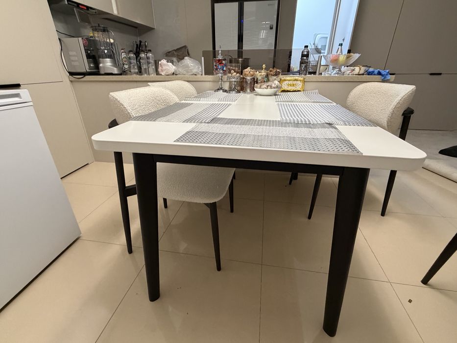 Продаётся обеденный стол.