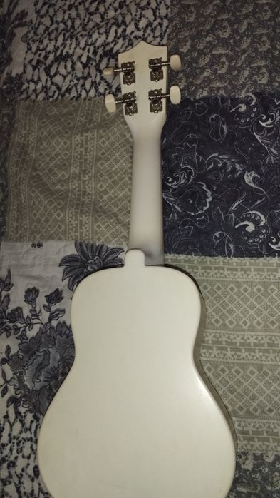 Продам укулеле нужен ремонт