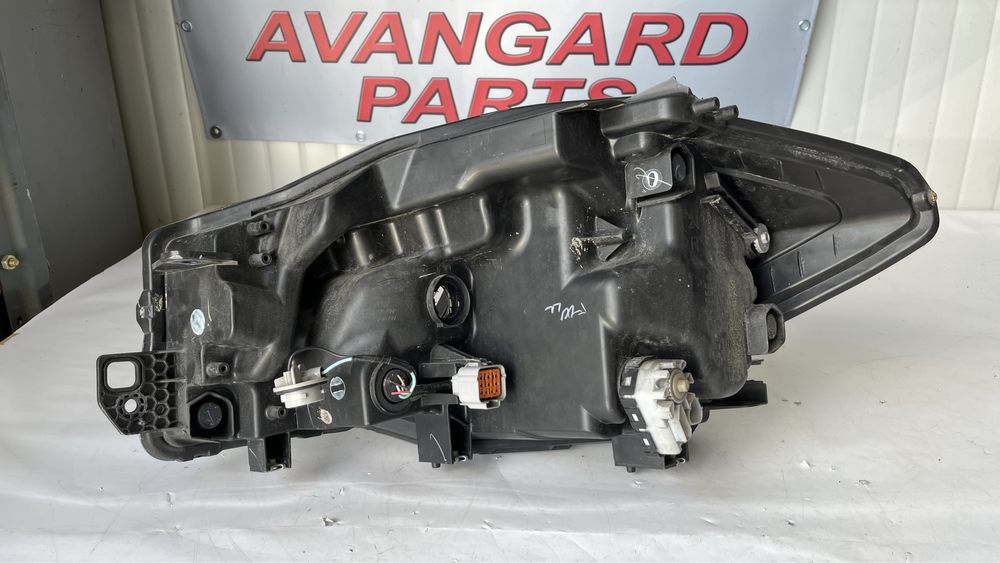 3 броя десен и 2 брой ляв фар Suzuki SX4 S Cross 2013-