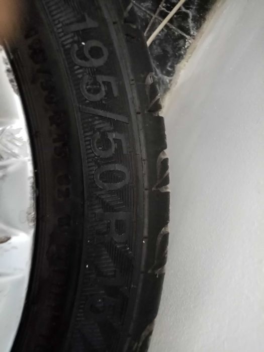 Set 4 Genți de aluminiu cu anvelope de vară 195/50/15 Preț 155 Ron buc