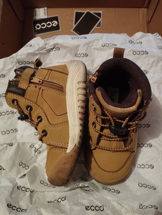 Продам детские ботинки