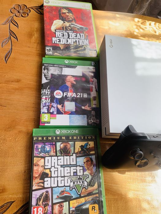 Vând Xbox one s cu 2 jocuri