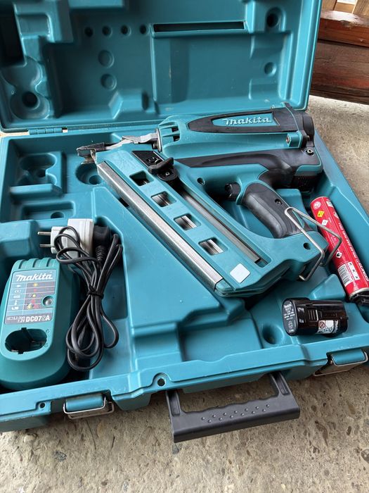 Pistol cuie lemn Makita GN900