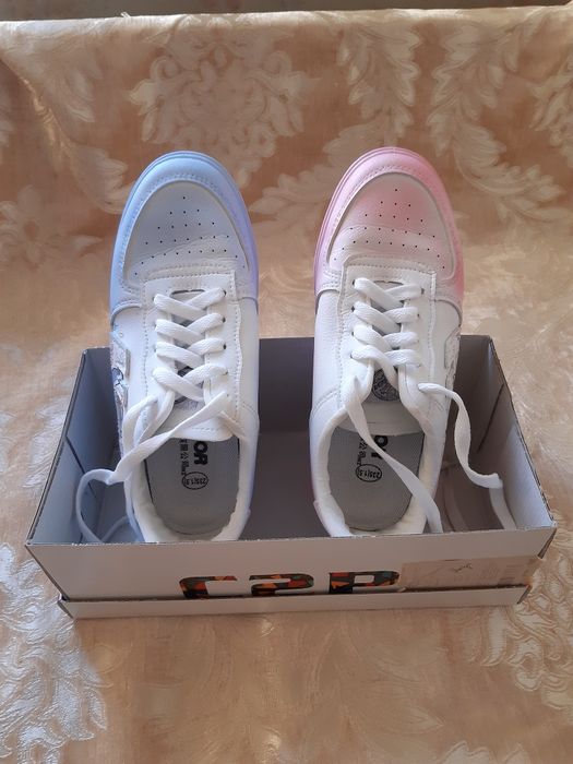 Продам женские кроссовки Warrior