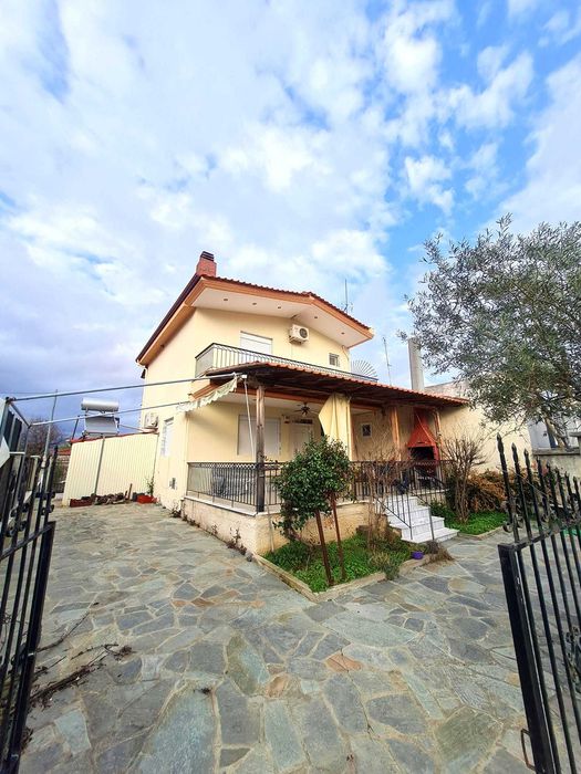 Продава се къща на две нива 90м2 и двор 220м2 в Паралия Врасна, Гърция