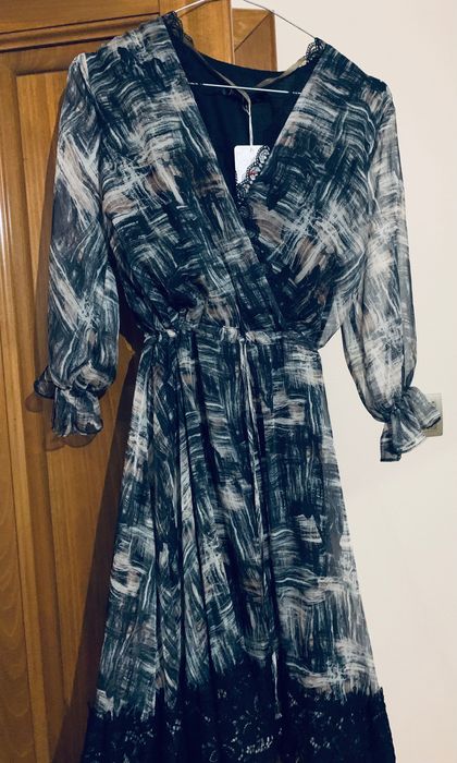 Rochie din voal cu insertii din dantela