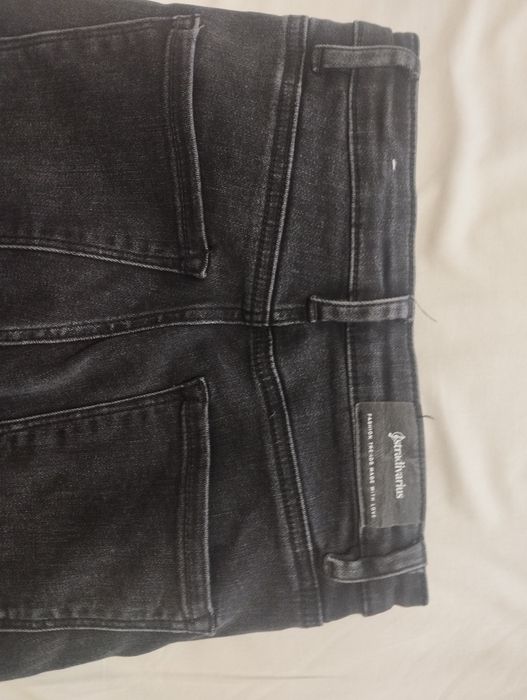 Дънки в черно с еластант