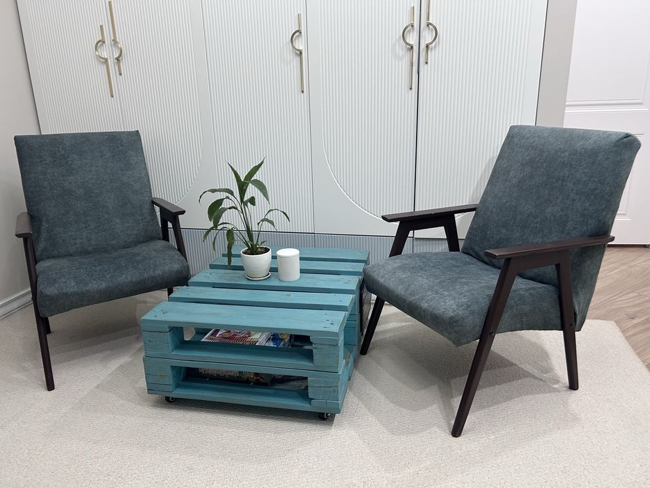 Винтажные кресла и столик