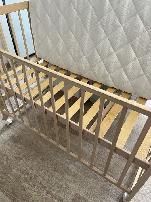 Манеж с матрасом и простынями