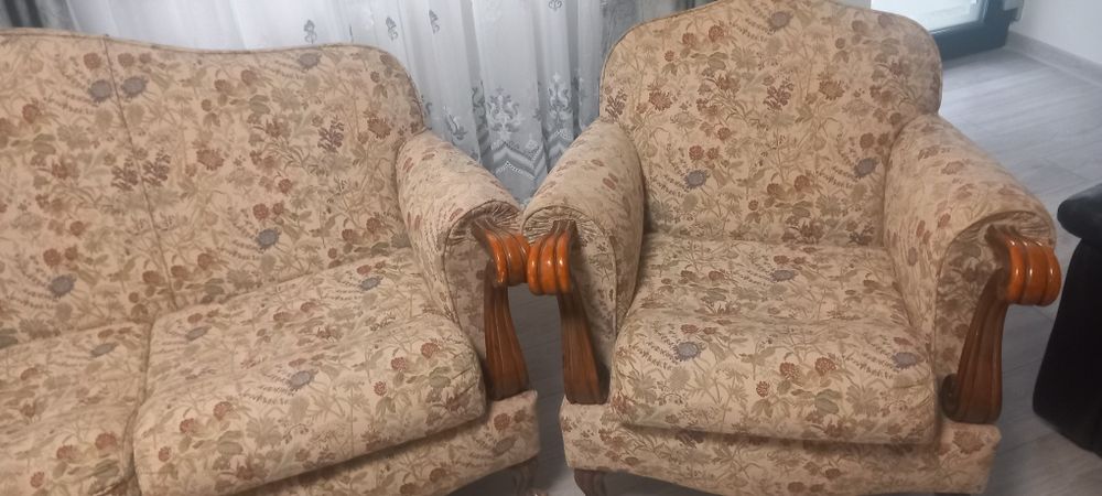 Vind set canapea+2 fotolii stofa italia model floral.Stare foarte bună.Poate fi utilizat pentru amenajare living sau camera de zi