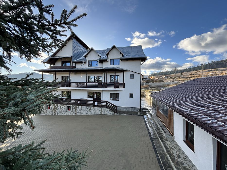 Pensiune 12 camere + 33 ari de teren Solca