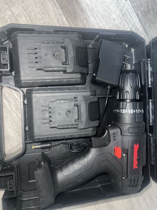 Шуруповерт новый, 2 баттареи