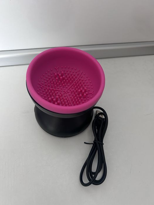 Продавам електрически уред за почистване на четки за грим