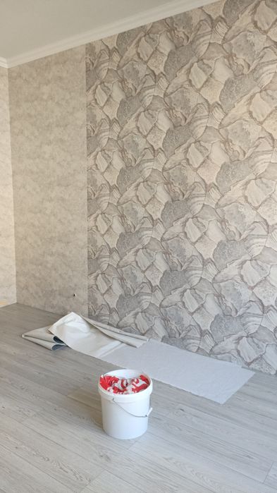 Поклейка обоев, пакраска потолок