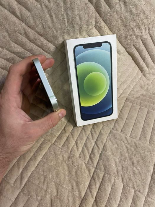 В продаже Айфон 12. 64Gb