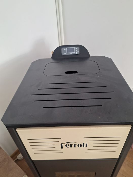 Vând termosemineu peleți Ferroli