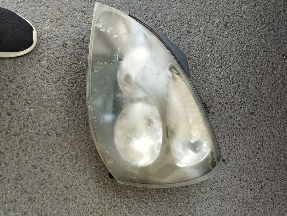 Vând faruri de Renault Clio Symbol an 2007