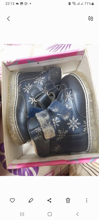 Продам детские ботинки.