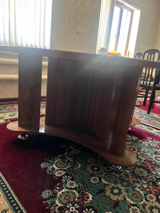 Стол круглый для гостиной