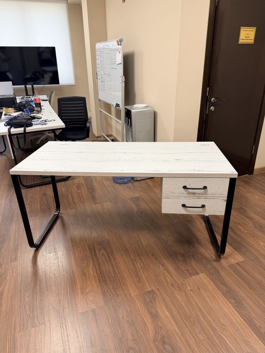 Офисный стол и кресло