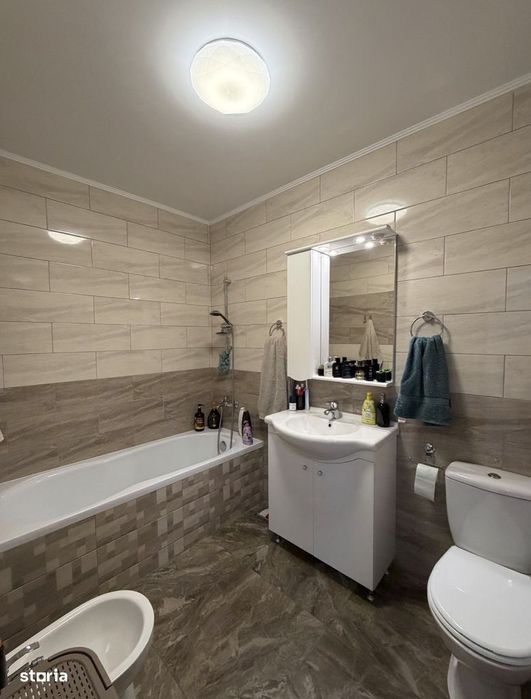 Apartament cu 2 camere,terasa,parcare inclusa,etaj intermediar