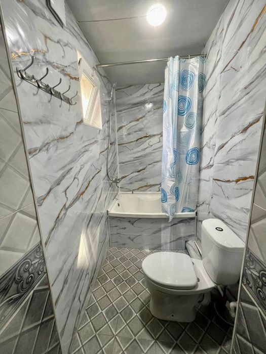 Yangi mebellar bilan jihozlangan issiq va shinam kvartira