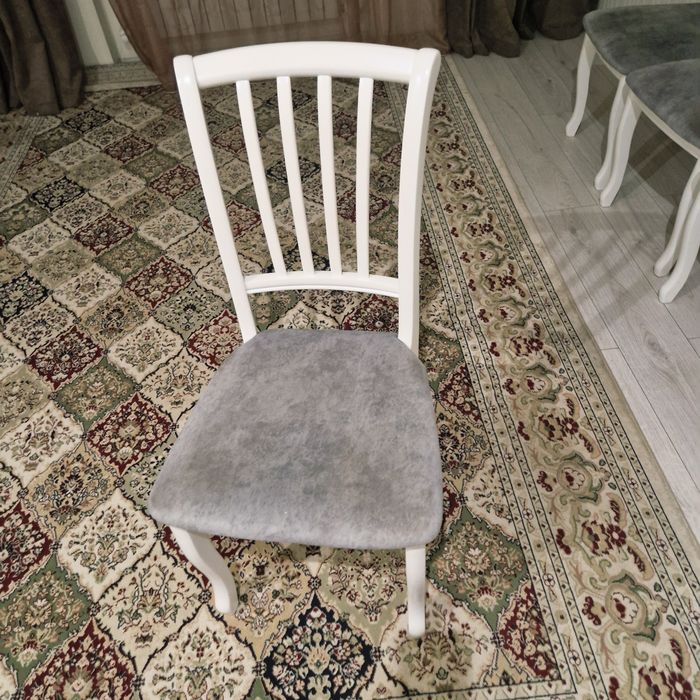 Продам стулья , дерево , велюр