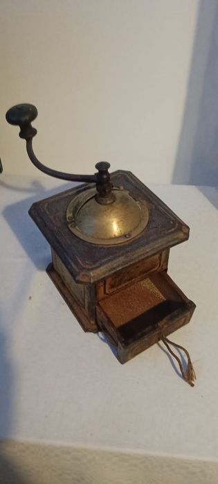 Râșniță de cafea antică.