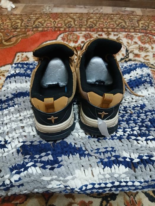 Продам кроссовки утеплённые новые