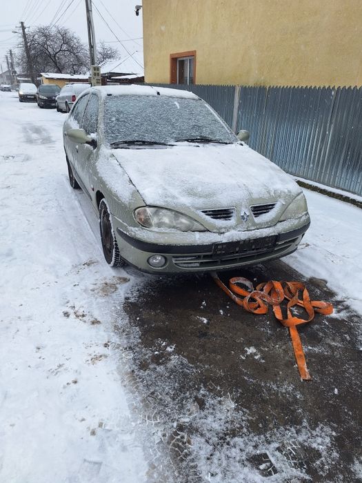 vând Renault megane 1 sau dezmembrez  capota  faruri bara  radiator