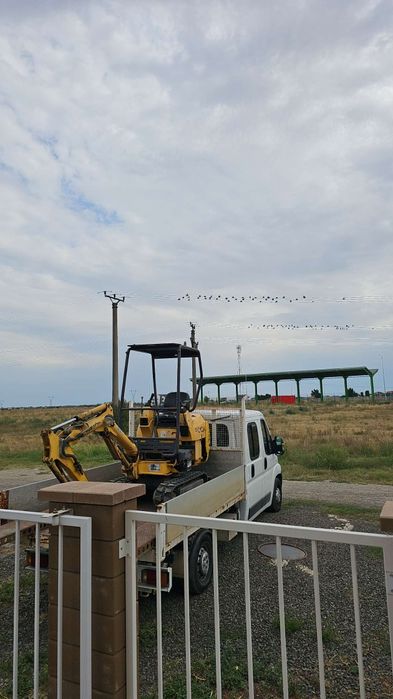 Execut lucrari cu mini excavator Komatsu