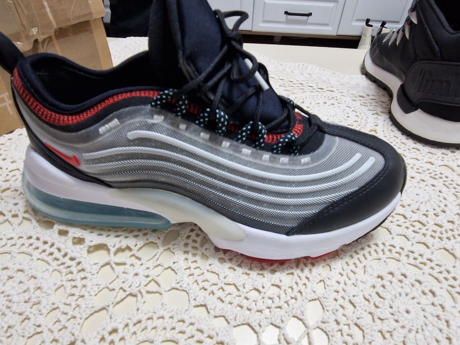 Vând pantofi de sport