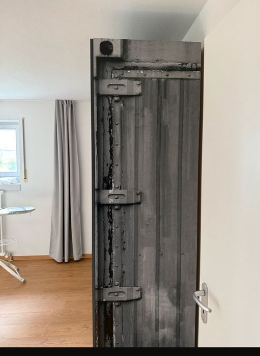 Dulap haine cu un model deosebit, ideal pt chirii