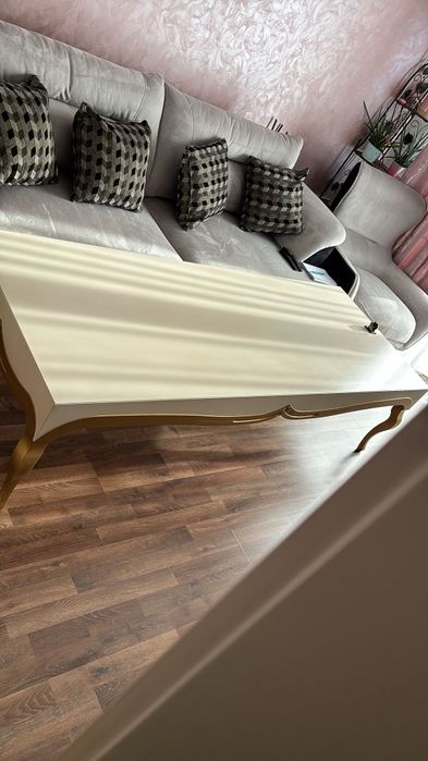 Vând masa fantezie  lemn