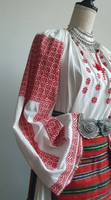 REDUCERE PRET 25%! Costum popular (ie/camasa cu poale, sorturi/catrint