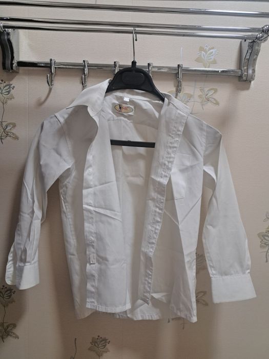 Школьные рубашки синего и белого цвета