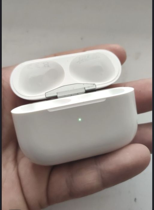 Продам оригинал кейс airpods pro 1