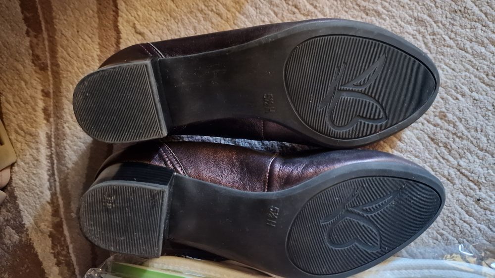 Продавам дамски официални обувки с нисък стабилен ток Caprice