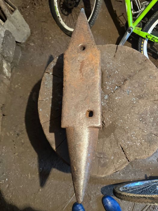 Material de fierărie. nicovală , foi, ciocane, clește, fier vechi .