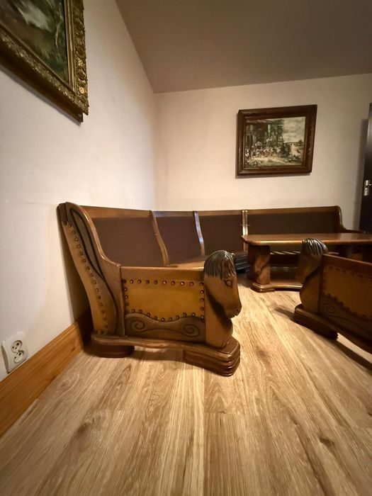 Canapea, fotoliu, masa de lemn. Fara perne, pot fi comandate separat