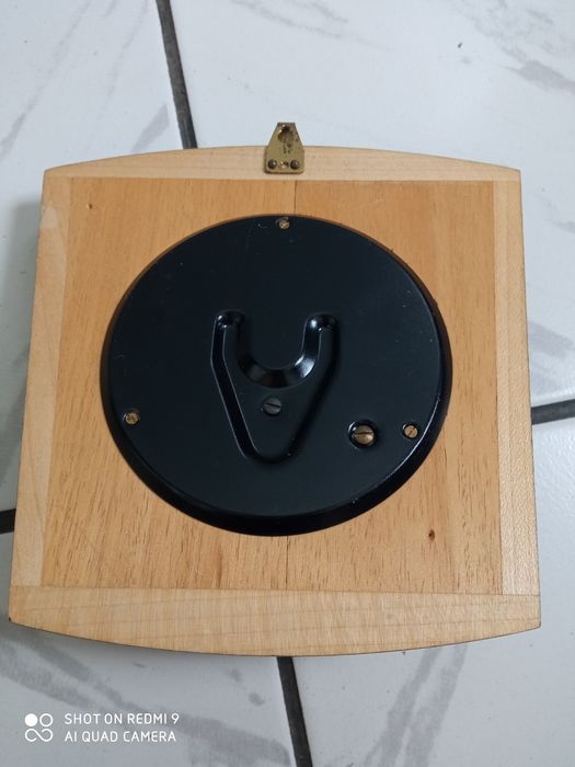 Немски   барометър в дървена основа.