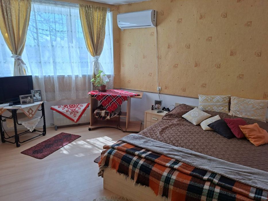 Къща с двор в с. Венчан област Варна